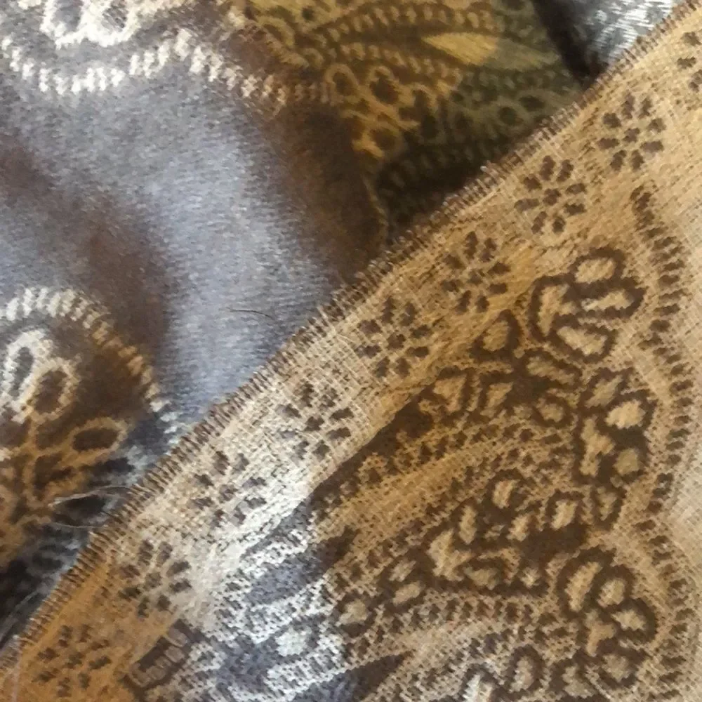 Chico’s Lacey jacquard wrap scarf gray one size fringe edge NWT - Picture 10 of 12